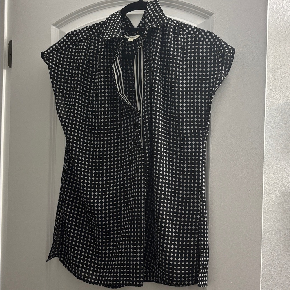 Max Studio Black and White Geometric Blouse gently loved
